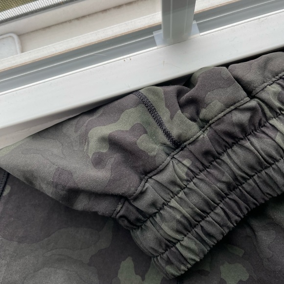 Lululemon Hotty hot shorts size 8 camo - Picture 6 of 6